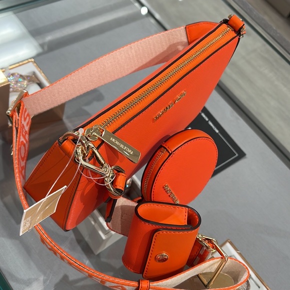 MICHAEL KORS
Jet Set Saffiano Leather Crossbody Bag with Case Apple Airpods Pro® - Picture 4 of 16